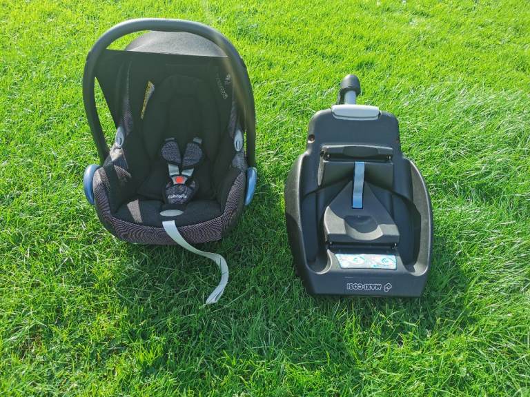 Maxi Cosi baby car seat & ISO fix base