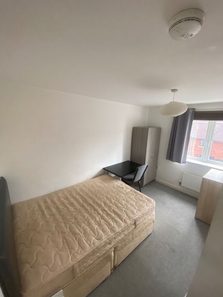 Double Rooms in friendly professional house share.