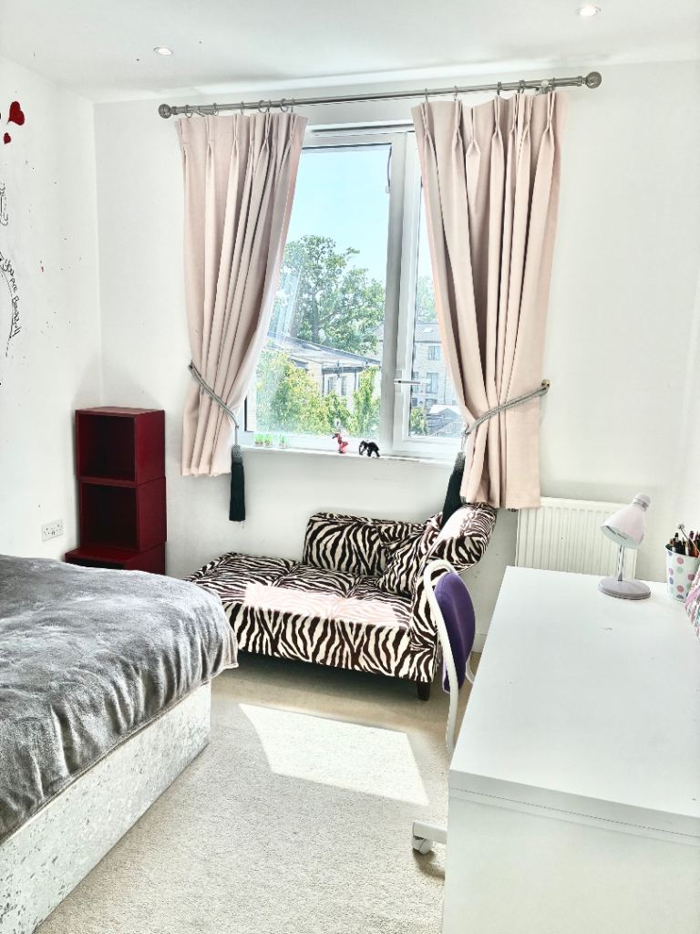Double room (bills included)with separate walk in wardrobe, Female only house