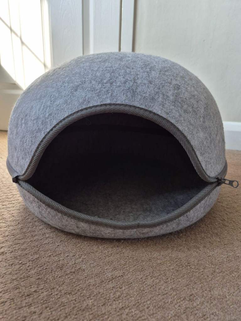 The Olso Pod - cat cave - cat bed - zip off top - used but in great condition
