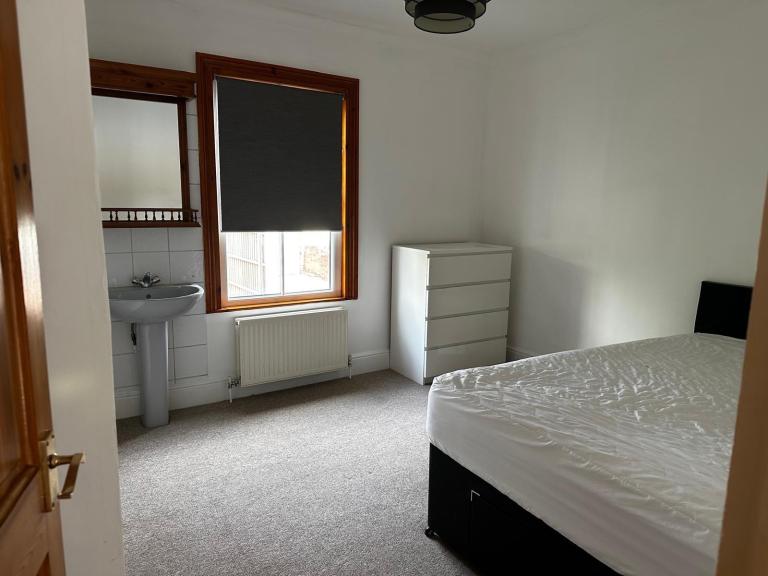 SPACIOUS DOUBLE ROOM TO RENT