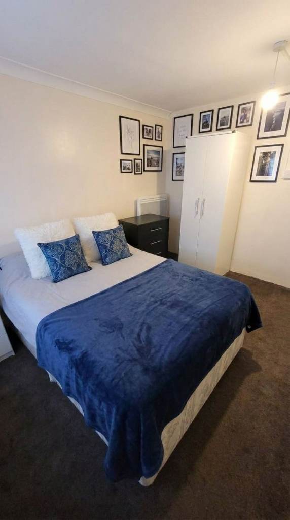 4 rooms are available in this shelter house. Only £10/week service charges!
