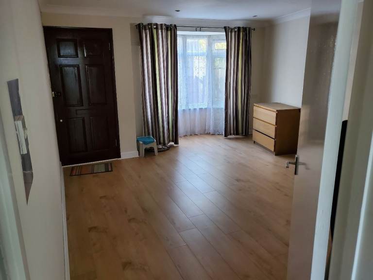 Flat to rent with private parking -  New Malden