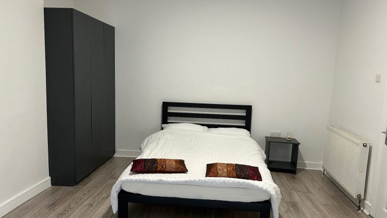 Clean and Tidy Master BedRoom with a separate bathroom for people in Professional occupation