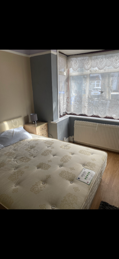 Large double room southall high street and Elizabeth line 