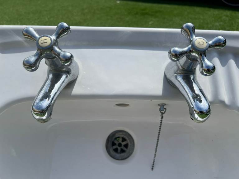 Bathroom Sink & Taps