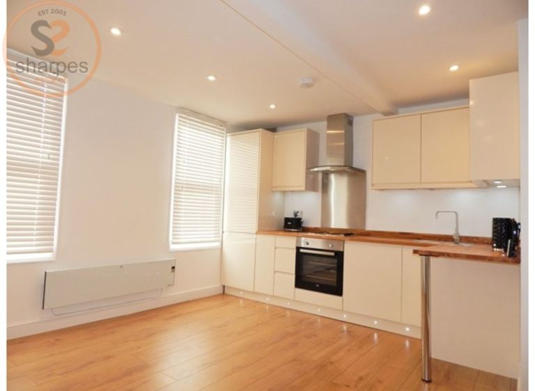 1 bedroom flat in a Merton High Street, London