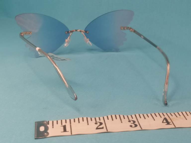 Very nice, stylish Women's Sunglass butterfly style. Brand new.