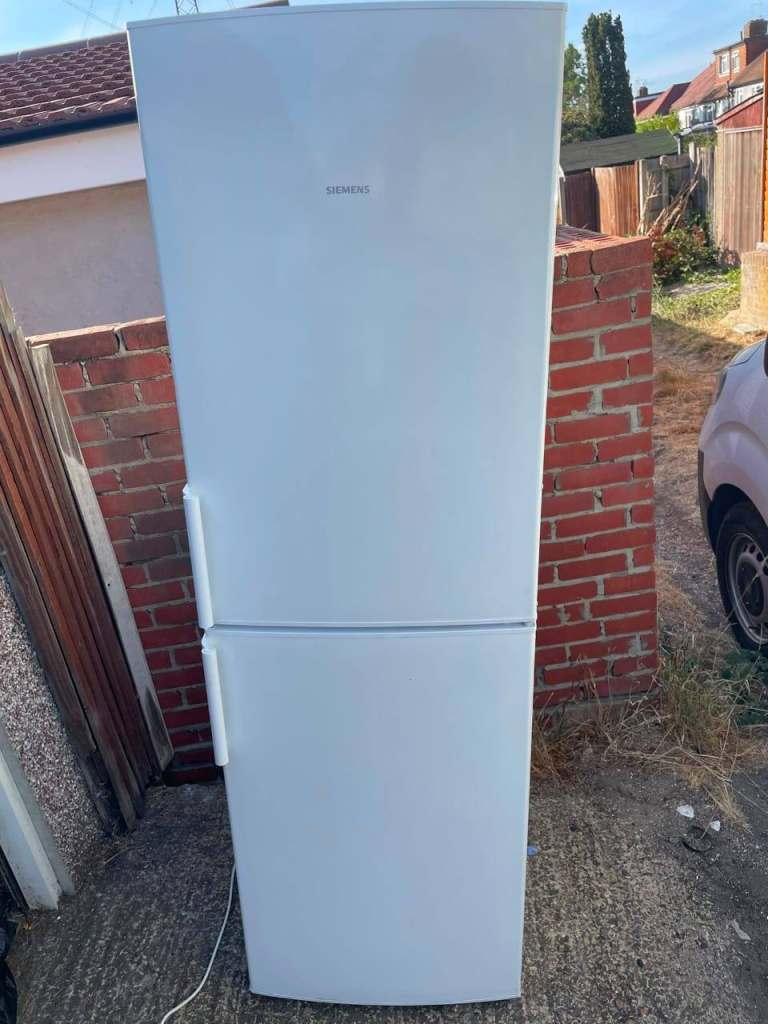 Siemens Freestanding Fridge Freezer – White, Good Condition