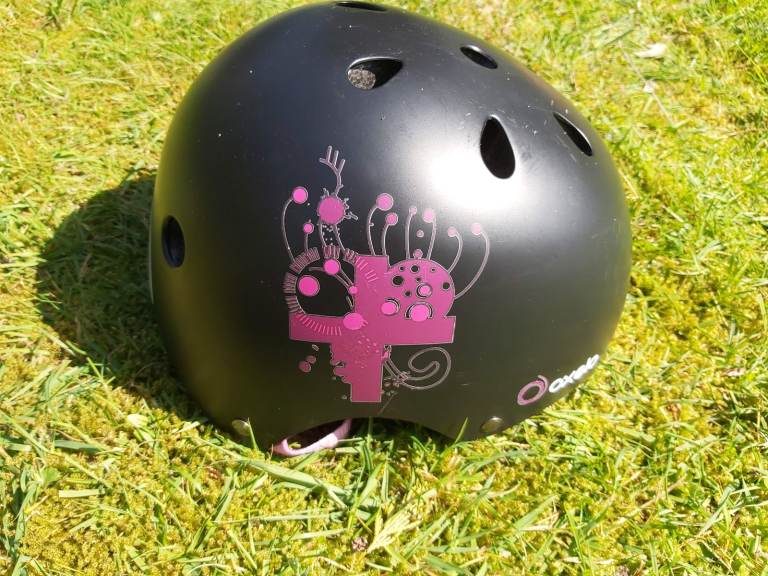 Decathlon Oxelo Staking/Skateboarding/Scootering Helmet - Black/Pink