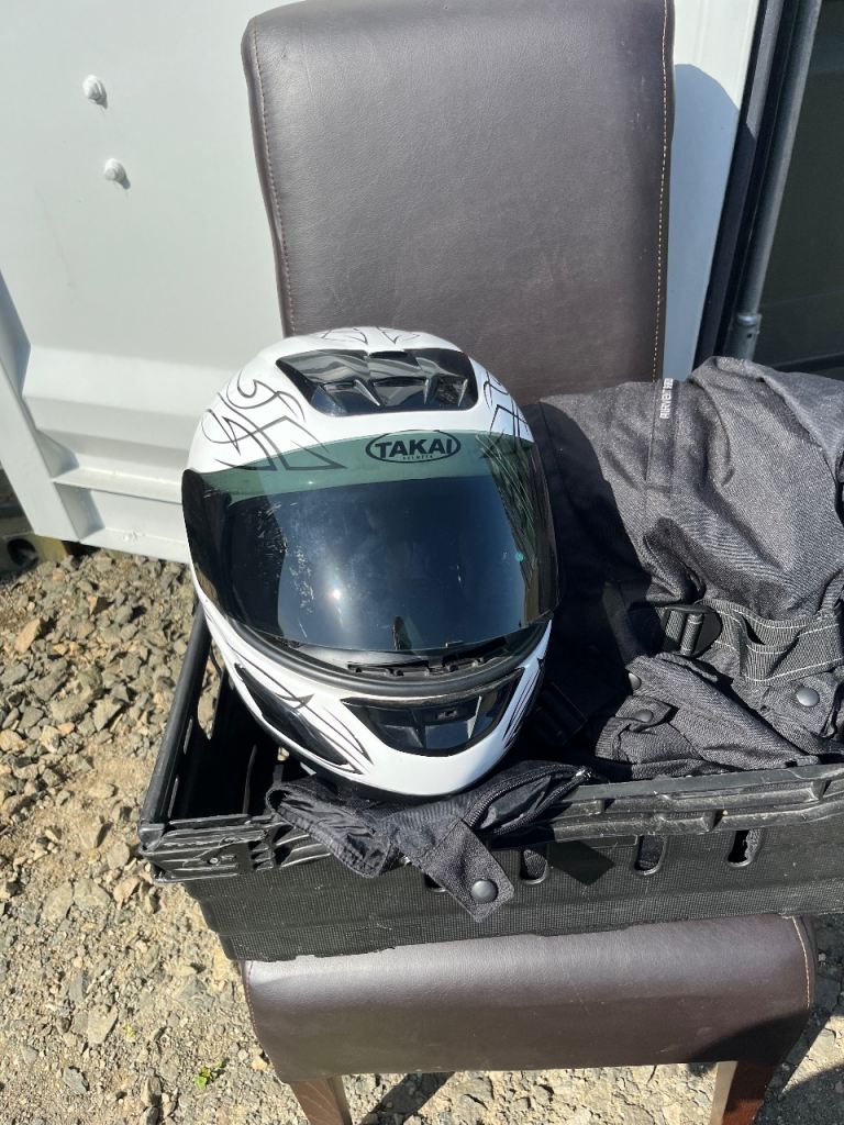 TAKAI Motorcycle Helmet – White with Graphics, Good Condition