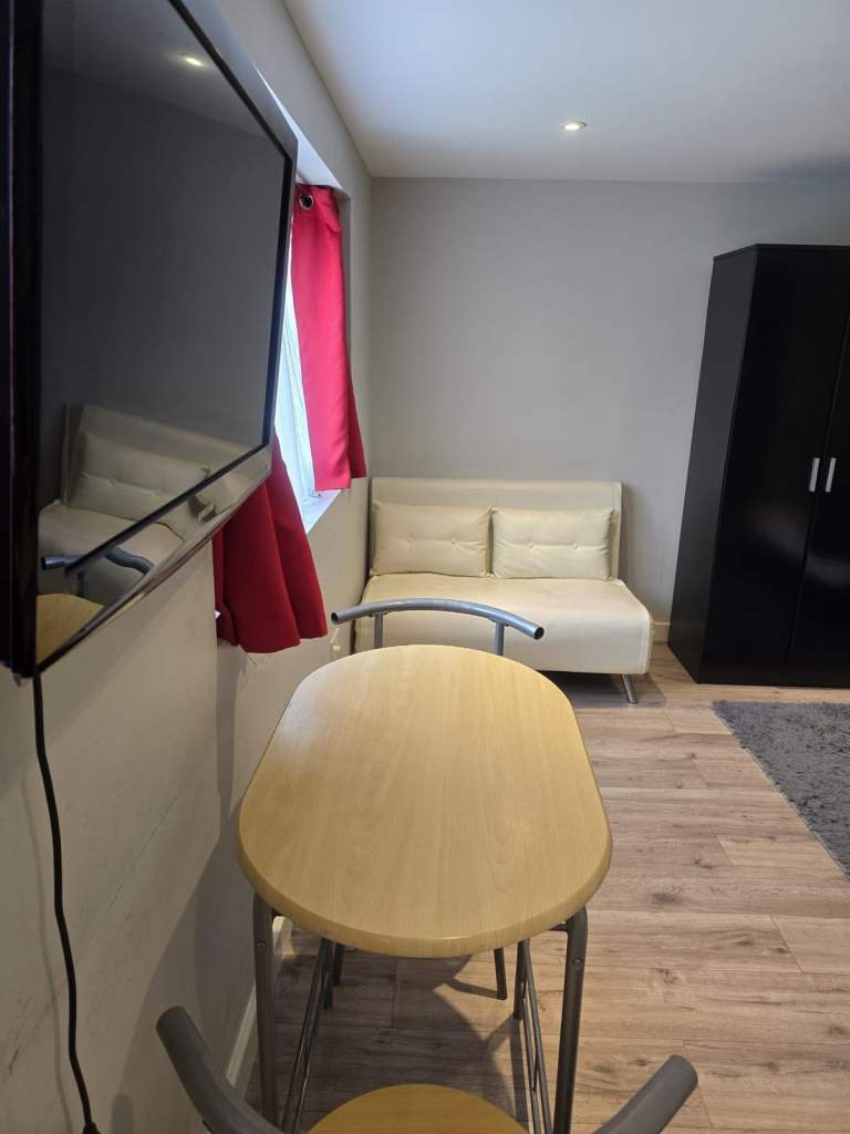 Newly Decorated 2-Bedroom Duplex Maisonette with Parking – Hatch End HA5