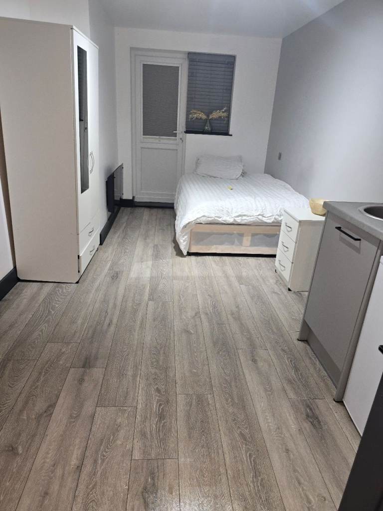 Studio flat to Let in Havering RM3, No deposit required, Dss welcome