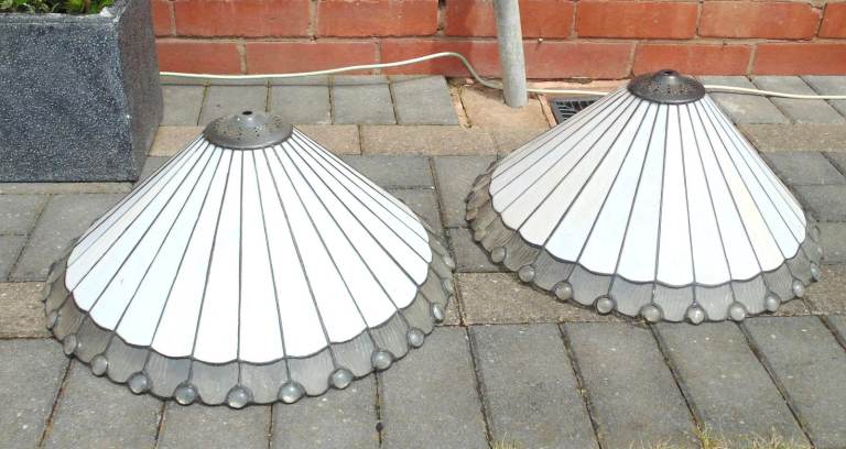 (#1550) pair tiffany style lamp shades (Pick up only, Dy4 area)