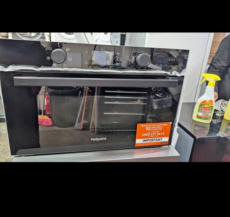 HOTPOINT BLACK BUILT IN FLATBED MICROWAVE & GRILL-31L CAPACITY-800W/1000W-TIMER-PLUG IN-EX DISPLAY