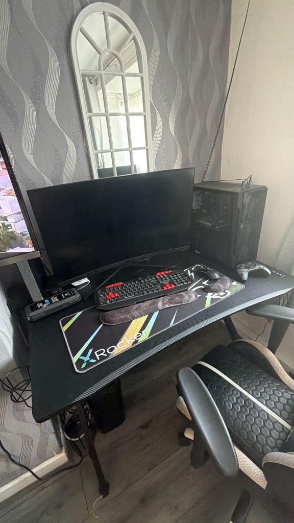 Black Gaming Desk with Curved Front – Good Condition