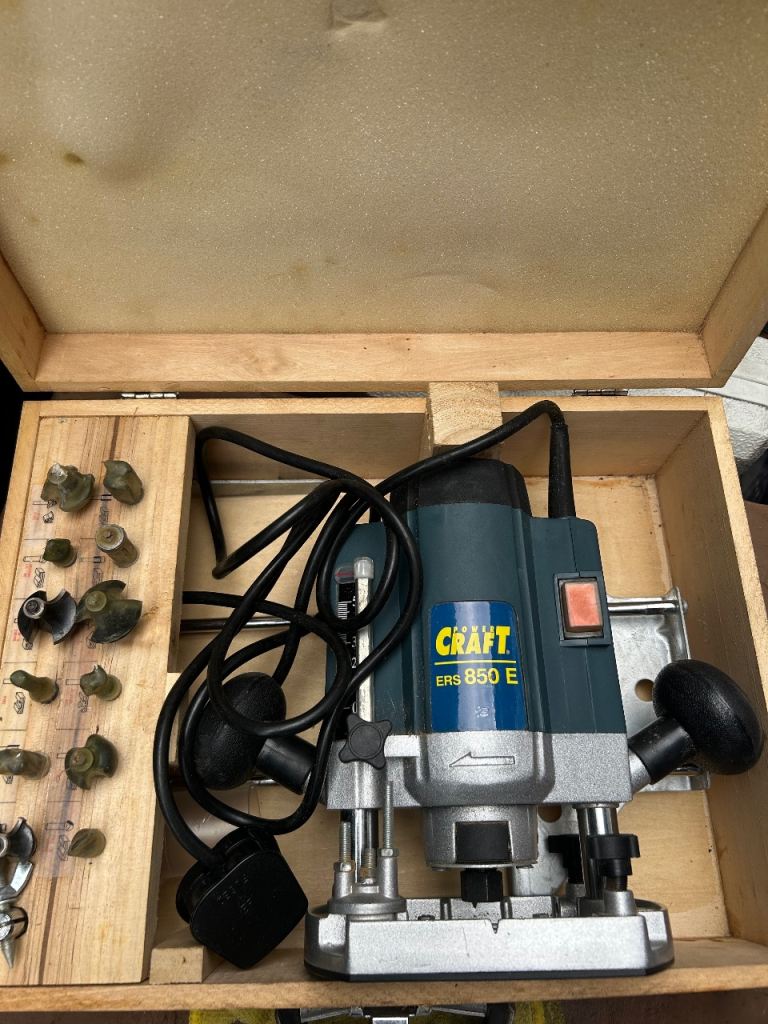 Router with cutting bits 