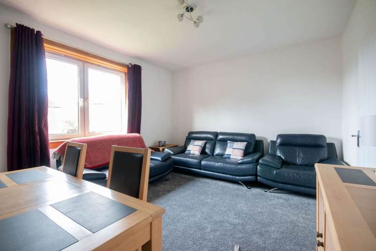 Bright and spacious, 2 bedroom, 1st floor flat with huge private garden – available soon