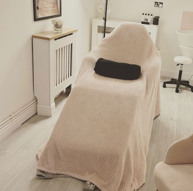 White leather electric beauty bed / chair 