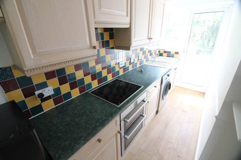 LARGE REFURBISHED TWO DOUBLE BEDROOM FIRST FLOOR GARDEN FLAT- RUISLIP ICKENHAM HILLINGDON EASTCOTE