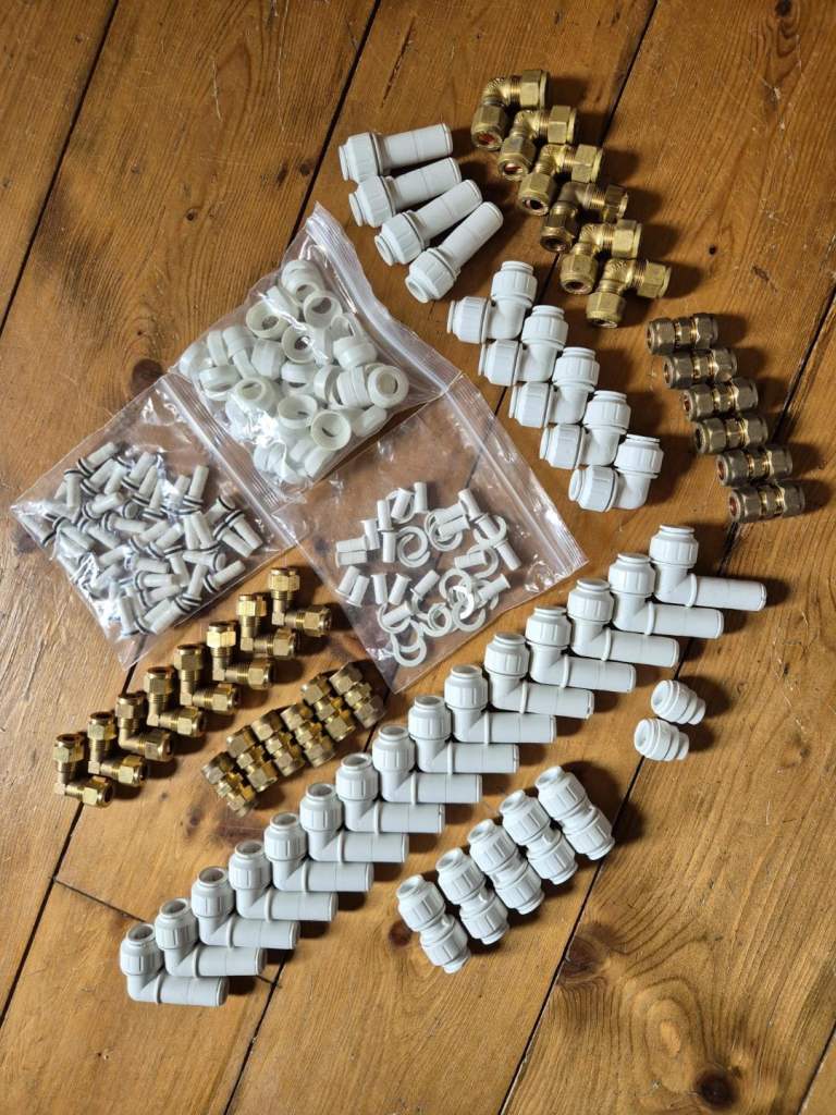 Box of assorted 8mm and 10mm microbore pipe fittings (plumbing fittings).