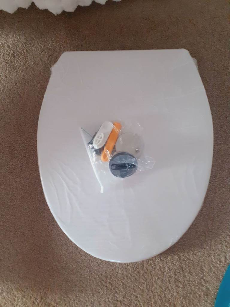 Brand new soft close white toilet seat, Songmics