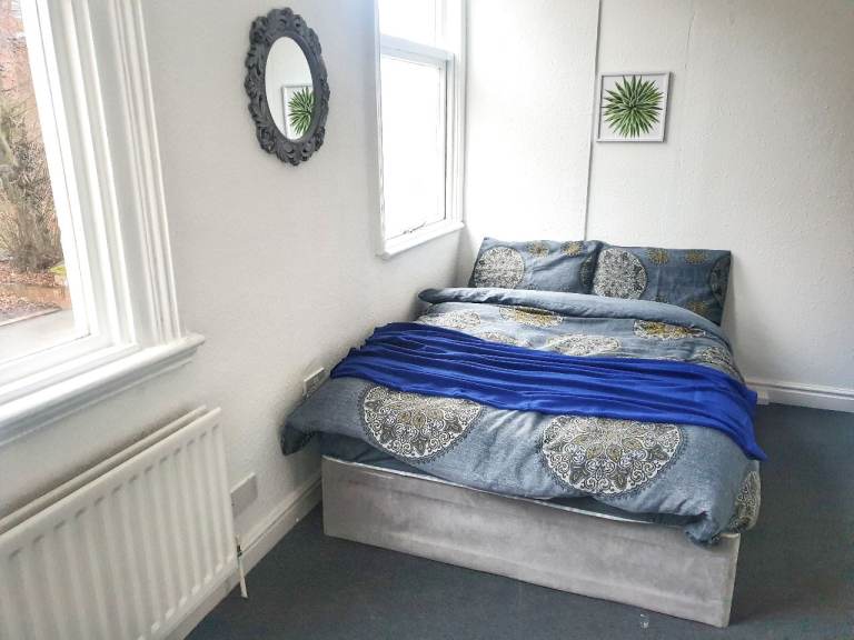 Spacious  Rooms  &   Studios  –  House  Share  in  Dudley