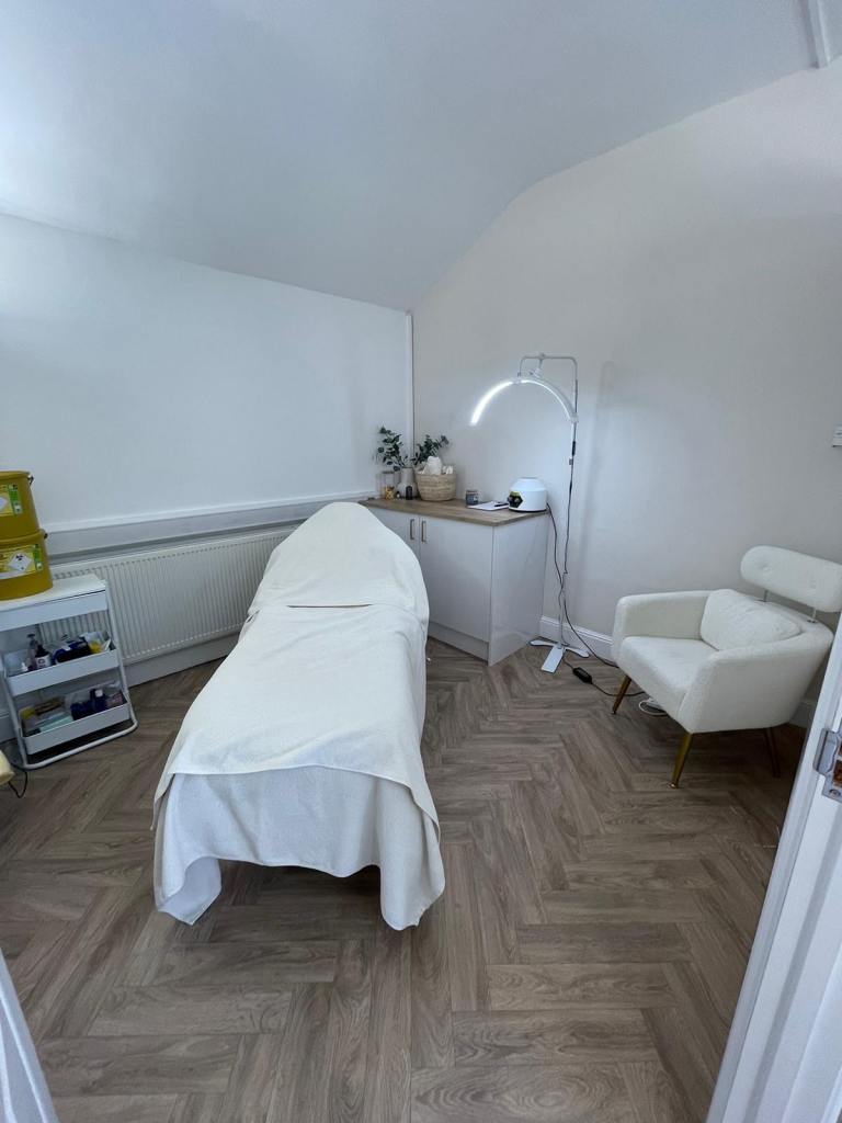 Beautiful room to rent in salon 