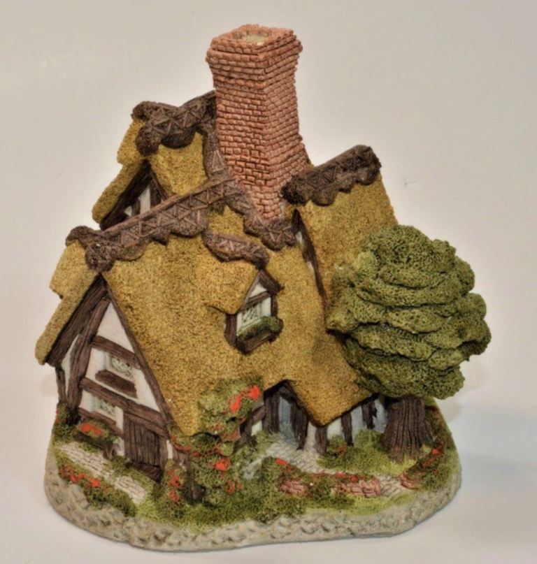 David Winter Cottages – Collectors Miniature Ceramic Houses (25 Available)