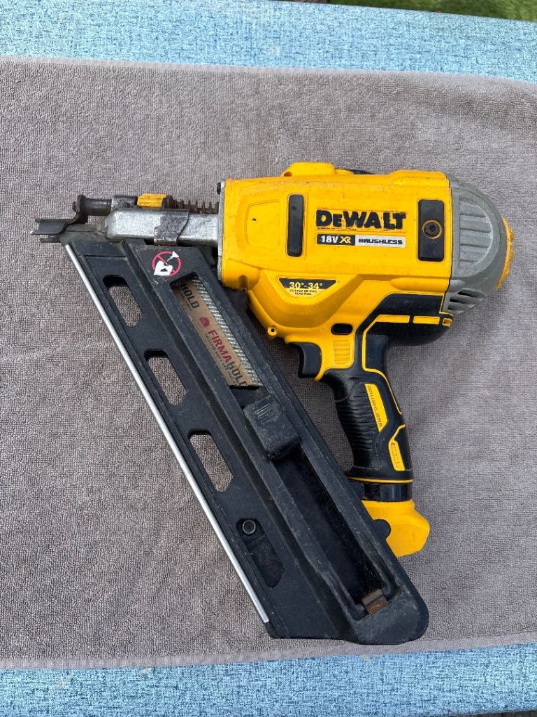 DEWALT 18V XR Brushless Framing Nailer – Good Condition