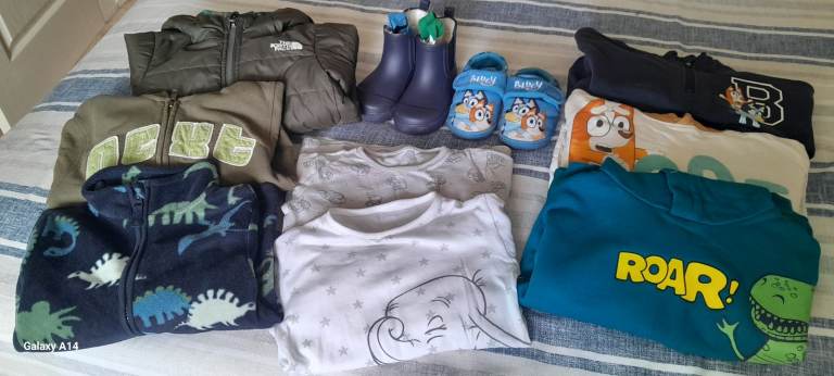 Bundle of kids clothing age 2/3 