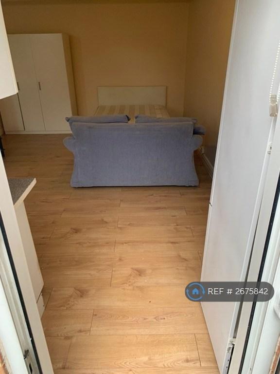 1 bedroom flat in Stradbroke Grove, Ilford, IG5 (1 bed) (#2675842)