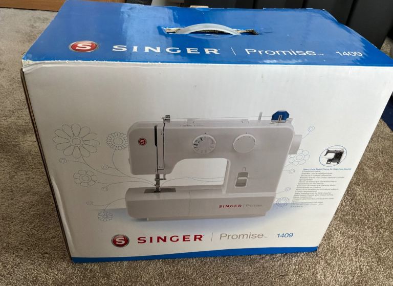 NEVER BEEN USED SINGER SEWING MACHINE  Model 1409  