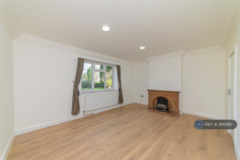 2 bedroom flat in Stubbs Wood, Amersham, HP6 (2 bed) (#2811290)