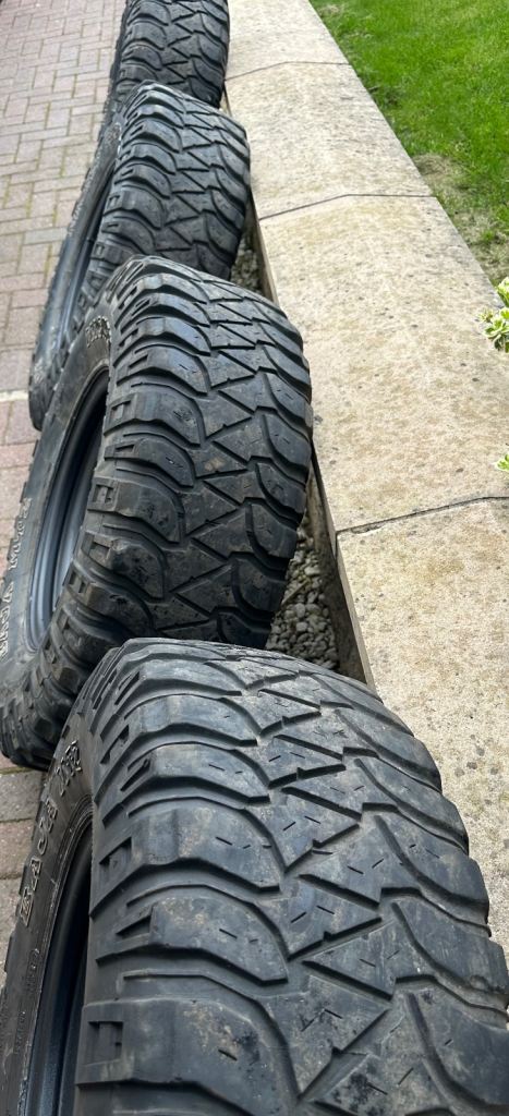 Land Rover 16x7 ET0 modular steels and M/T tires 