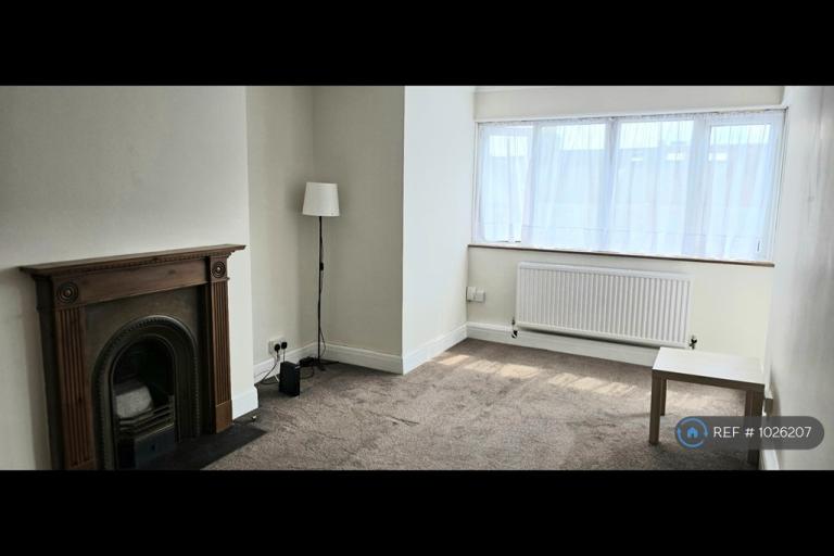 2 bedroom flat in Higham Road, Woodford Green, IG8 (2 bed) (#1026207)