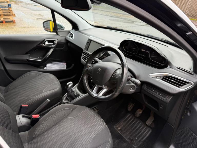 2017 Peugeot 208 1.2 PureTech Allure Euro 6 5dr HATCHBACK Petrol Manual