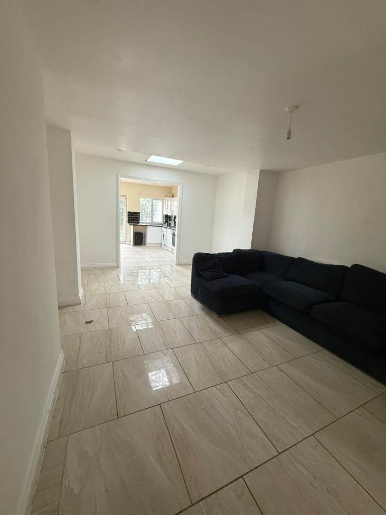 BEAUTIFUL 4 BEDROOM HOUSE WITH 2 BATHROOMS TO RENT IN CRANFORD