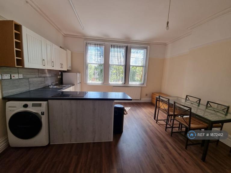 1 bedroom flat in Mansfield Road, Nottinghamshire, NG5 (1 bed) (#1872412)