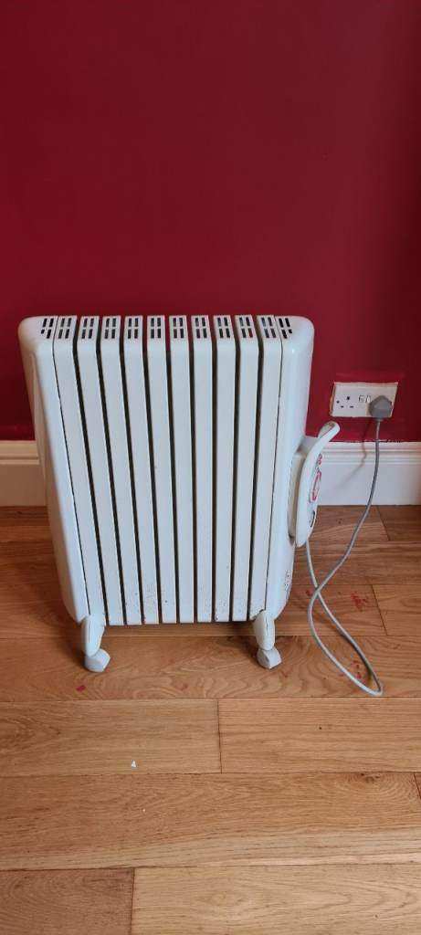 DeLonghi TRSW1020T Oil Filled Radiator Room Space Heater in Good Condition