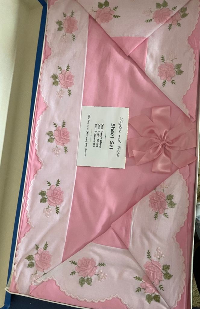 Vintage pink floral bed sheets and pillowcases bedding set