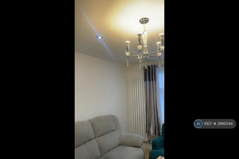4 bedroom house in Warwick Villas, Egham, TW20 (4 bed) (#2166044)