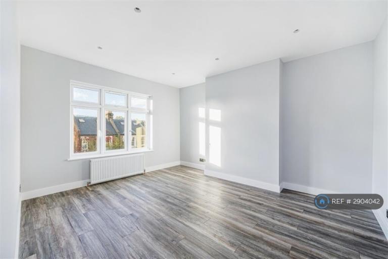 1 bedroom flat in Percy Road, London, W12 (1 bed) (#2904042)