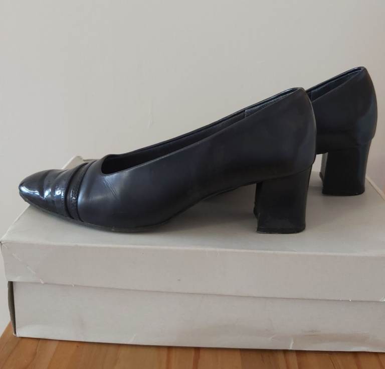 Navy Court Shoes - Clarks, size 5