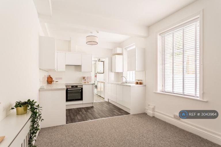 1 bedroom flat in Elms Avenue, Eastbourne, BN21 (1 bed) (#3043964)