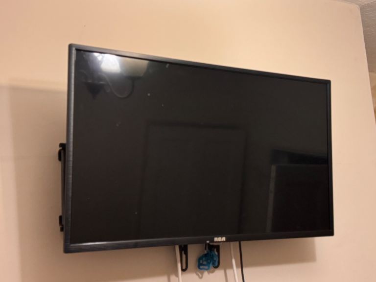 RCA Flat Screen TV and wall mount – Good Condition