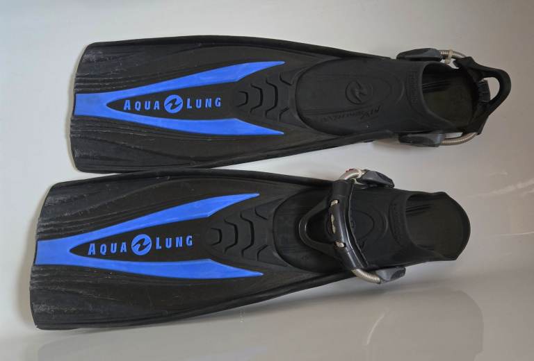 📣 AQUA LUNG EXPRESS ADJ STRAP HEEL SCUBA FINS/FLIPPERS – regular size – black & blue, used