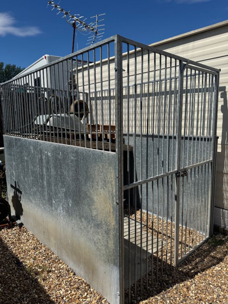 Dog cage 8x5 