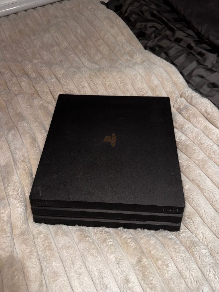 PlayStation 4 Pro 1TB - One Controller Excellent