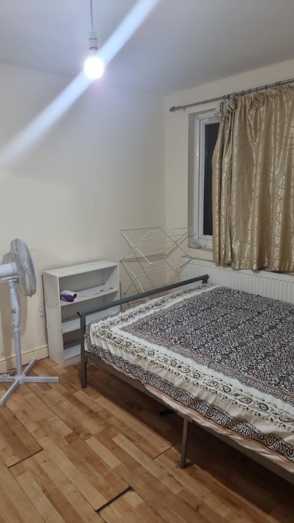  Semi-Double Room Available in Barking